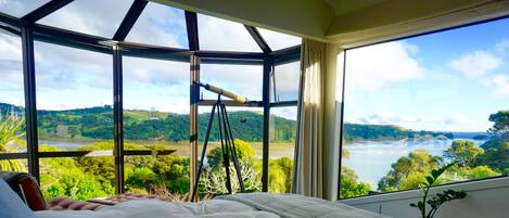 Estúdio (Studio and Guest Room) | Vista do quarto