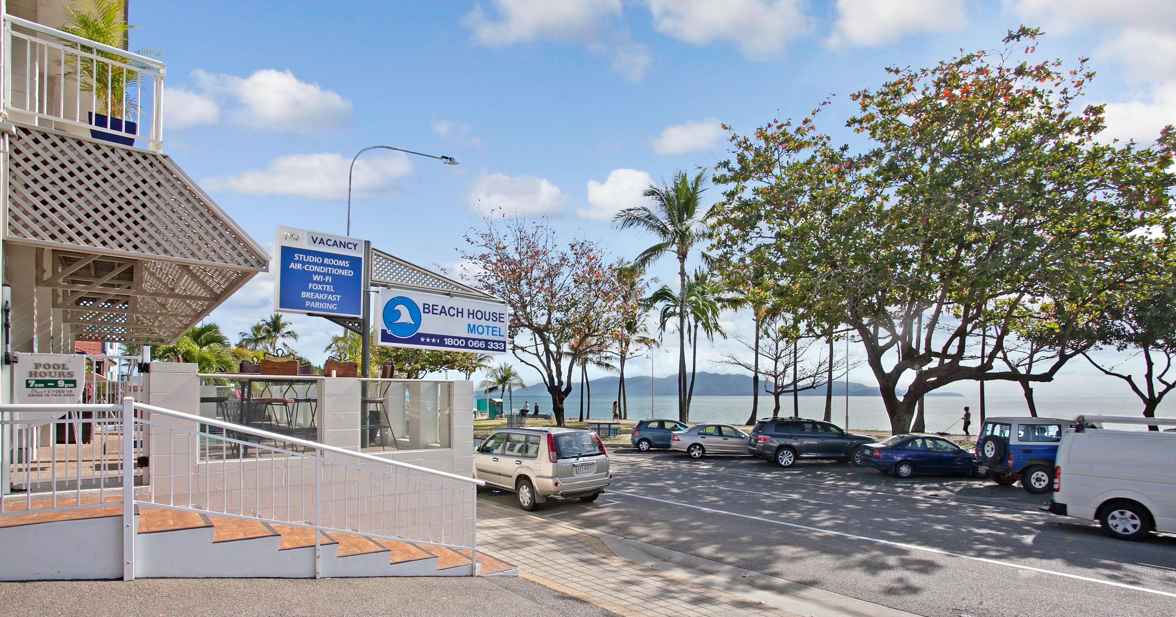 A beach house motel with a pool, air-conditioned rooms, Wi-Fi, breakfast parking, and a view of the beach and mountains.