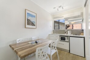 家庭套房, 1 間臥室, 簡易廚房 | 私人小型廚房 | 微波爐、咖啡機/沖茶器、電熱水壺、冷凍庫