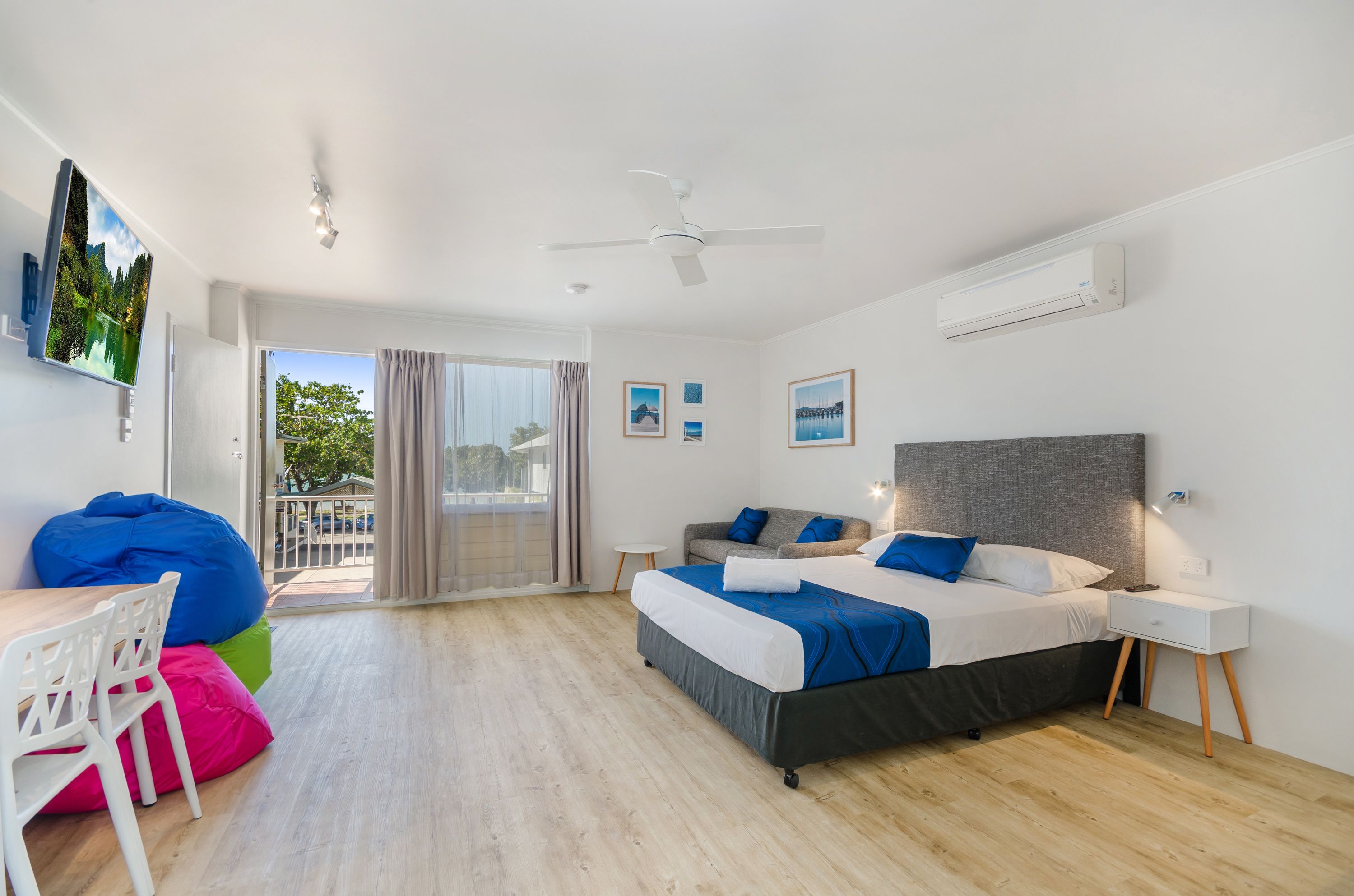 패밀리 스튜디오, 간이주방 | 필로우탑 침대, 각각 다른 스타일의 인테리어, 각각 다르게 가구 비치, 책상