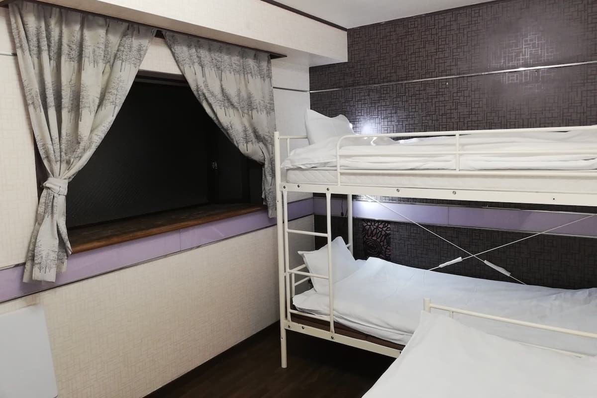 Driepersoonskamer (with Bathroom) | Gratis wifi, beddengoed