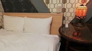 A hotel room with a bed, a nightstand, and a lamp. - Family & bAKpAK Tokyo Hostel (Tokyo)