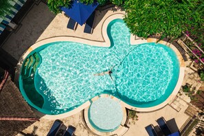 Kolam renang outdoor, dengan kursi berjemur