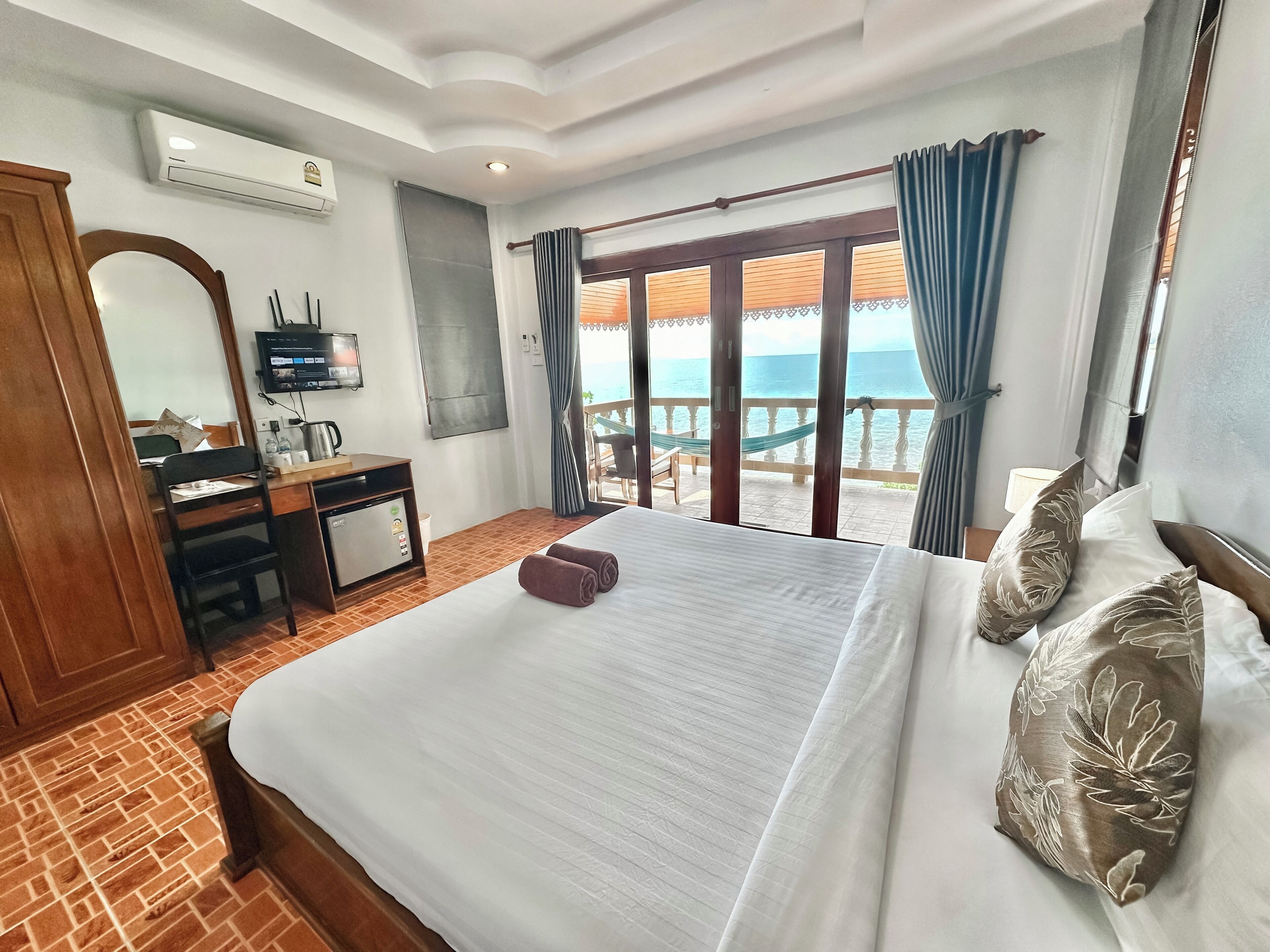 Cortinas blackout, wifi gratis y ropa de cama 