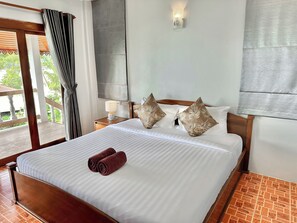 Deluxe-Bungalow | Badezimmer | Dusche, kostenlose Toilettenartikel, Handtücher, Seife