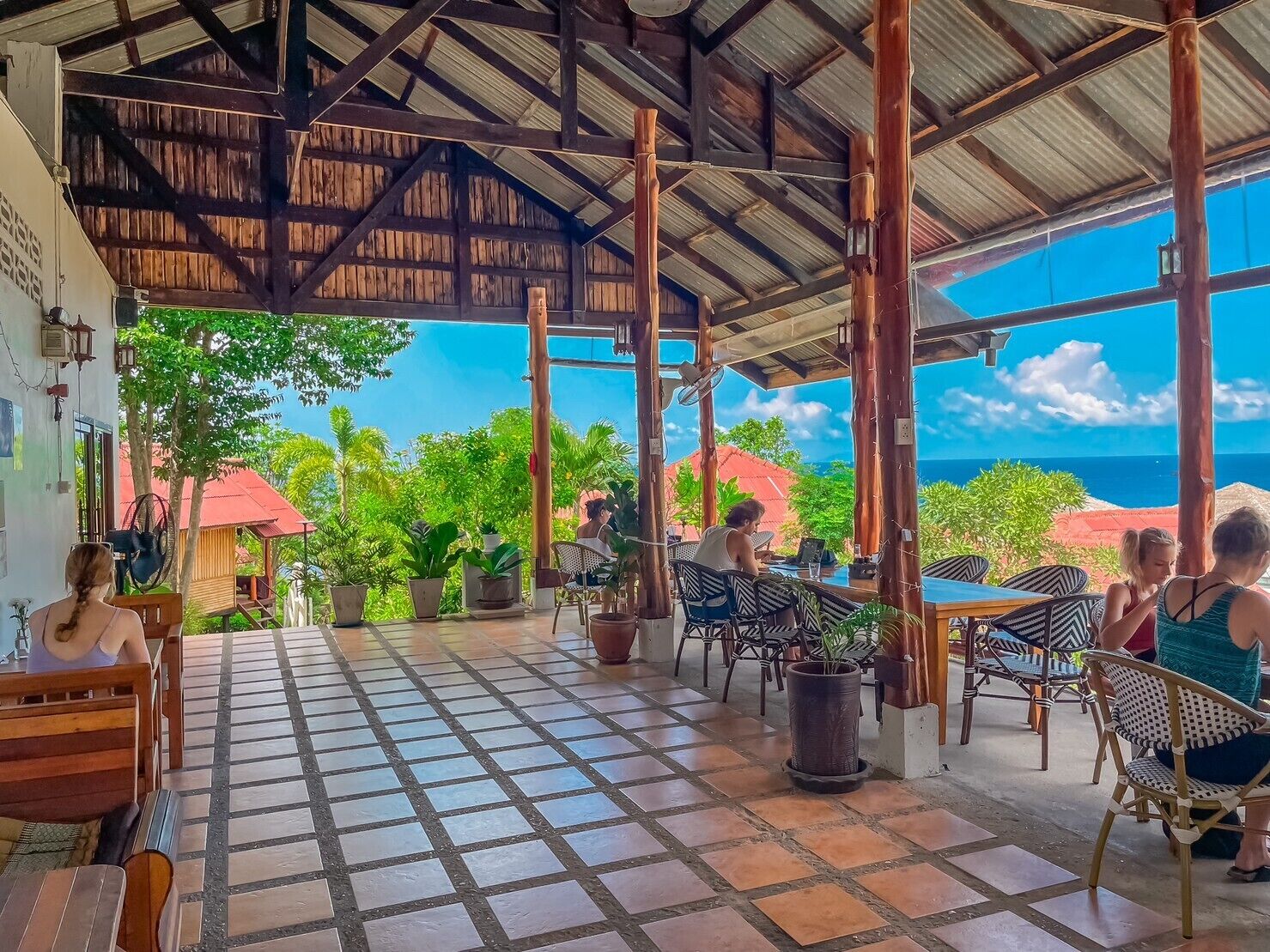 Una piscina al aire libre, sombrillas, sillones reclinables de piscina