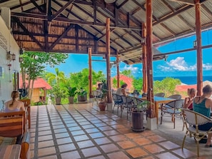 室外游泳池,08:00 至 09:00 开放,池畔遮阳伞,日光浴躺椅