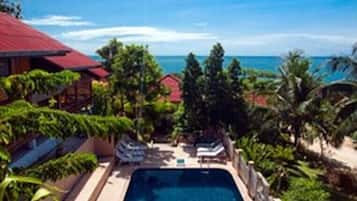 Piscine extérieure, parasols de plage, chaises longues