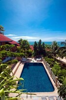 Piscine extérieure, parasols de plage, chaises longues