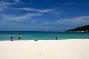 På stranden og strandhåndklær