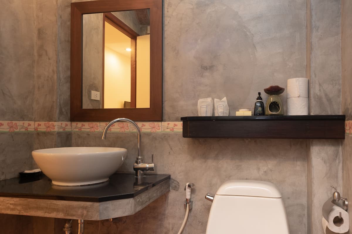 villa, pool view 1st floor | bathroom amenities | shower, free toiletries, hair dryer, bidet