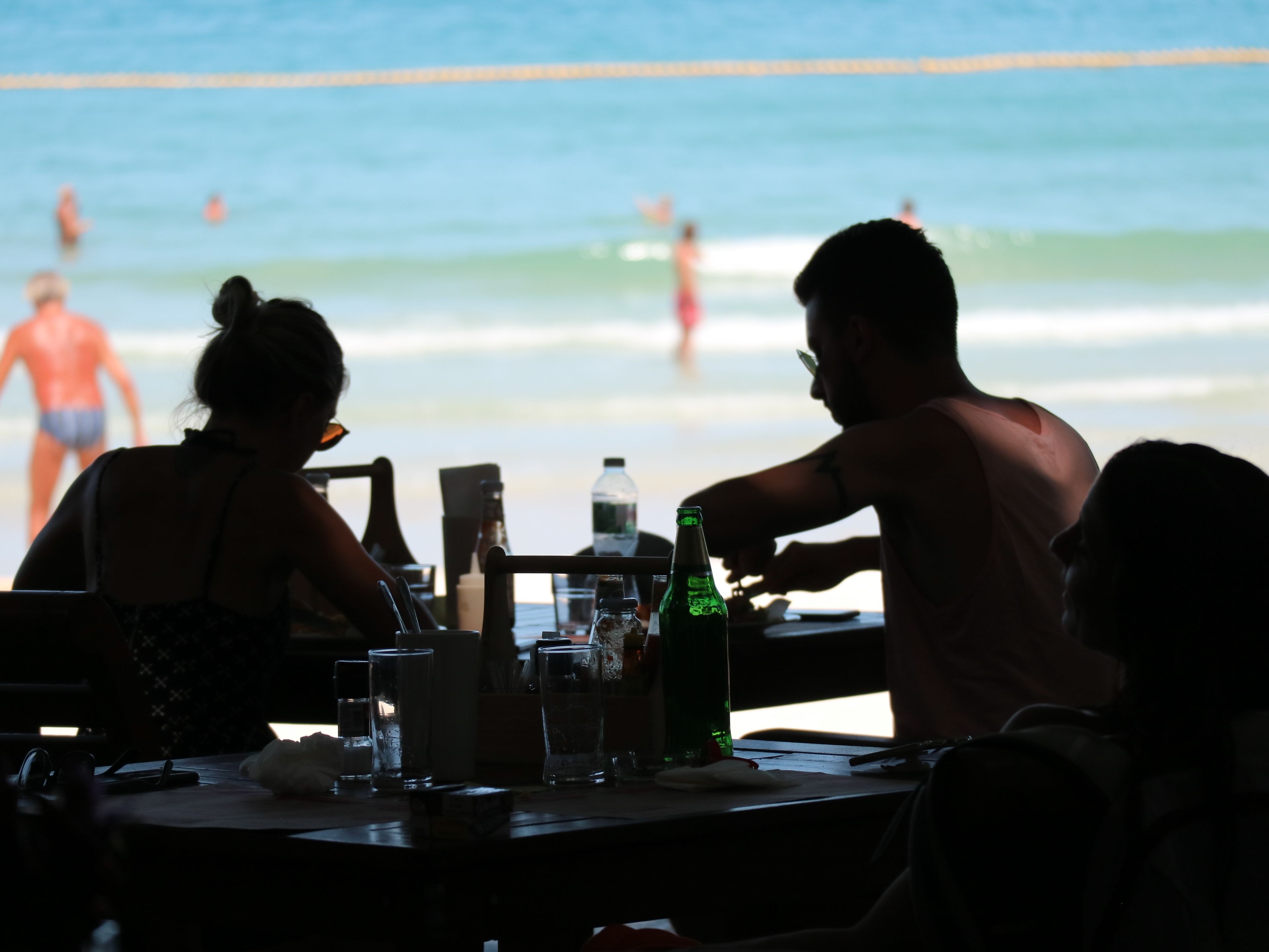 Un restaurante frente a la playa, con vista al océano.