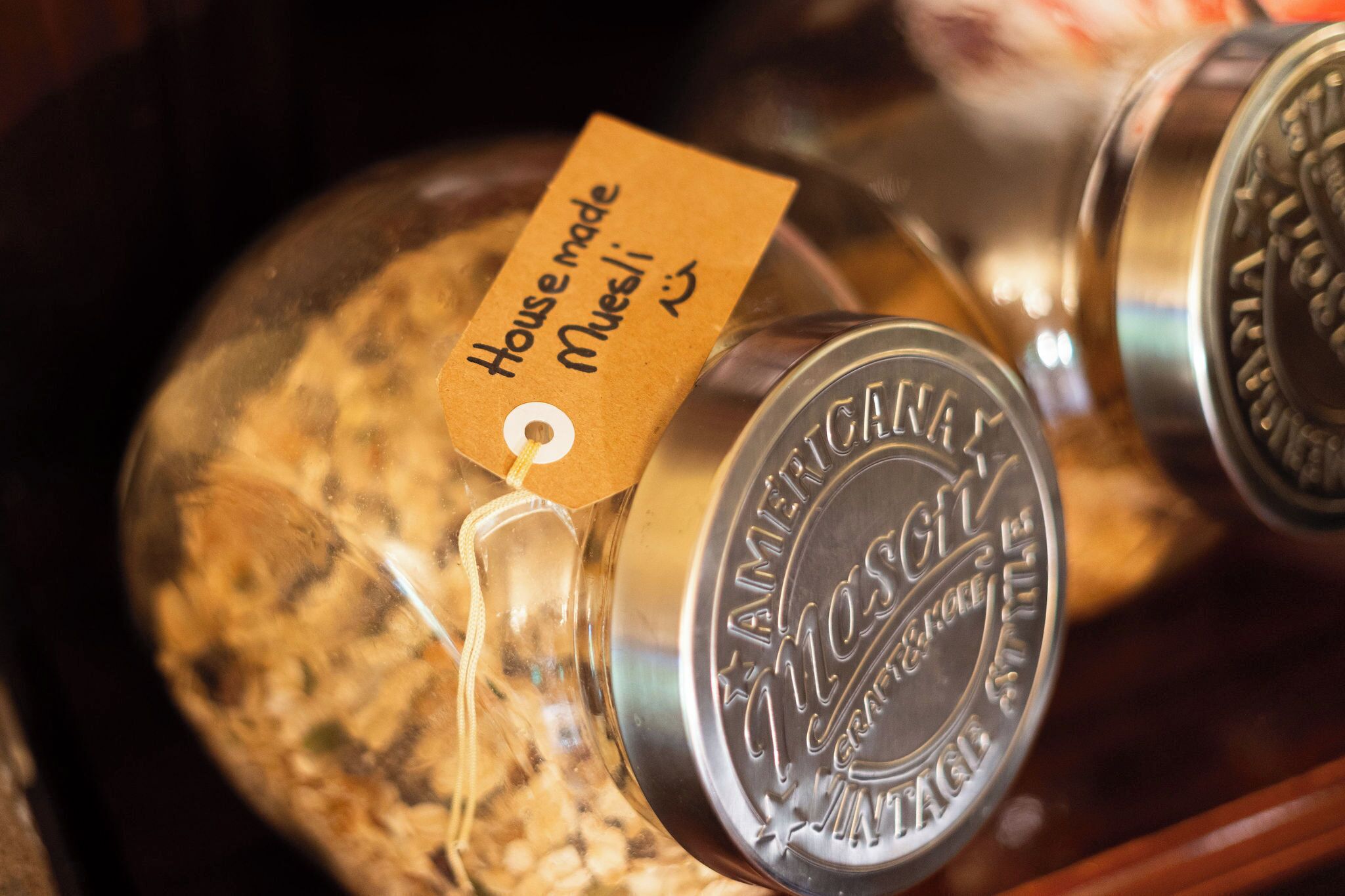 Ampolla amb una etiqueta que diu 'granola casolana'.