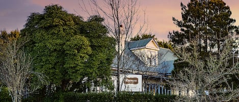 Majoituspaikan julkisivu illalla/yöllä