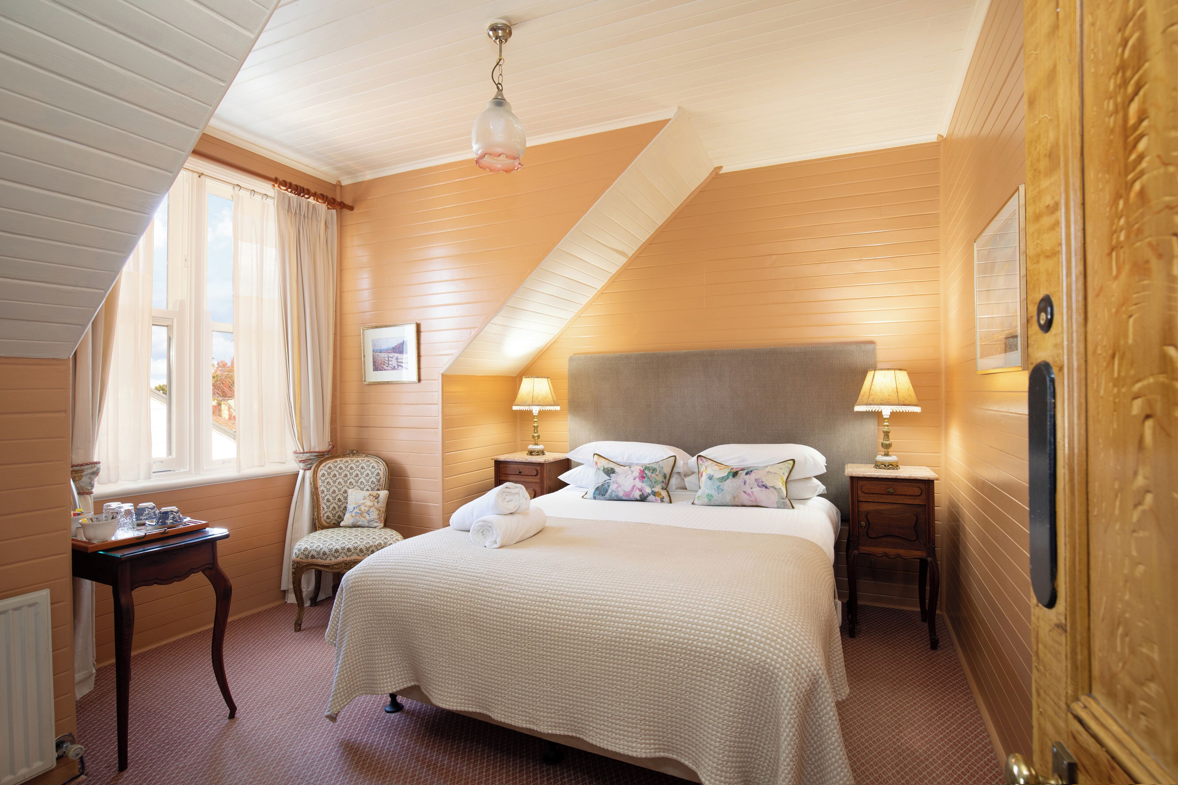 Quarto casal standard, 1 cama Queen, para não fumantes | Roupas de cama antialérgicas, edredons de pluma