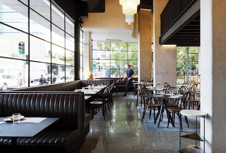 Restoran. Alpha Mosaic Hotel Fortitude Valley