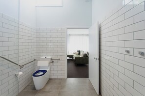 Premium Apartment, 2 Bedrooms, Mobility Accessible, Non Smoking | Bathroom | Shower, free toiletries, hair dryer, towels