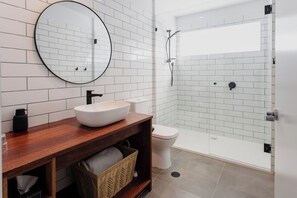 Premium Apartment, 2 Bedrooms, Non Smoking | Bathroom | Shower, free toiletries, hair dryer, towels - Yarra Valley Grand Hotel (Yarra Glen)