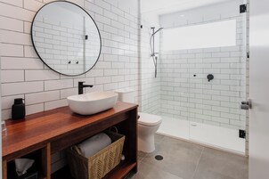 Apartamento Premium, 2 habitaciones, no fumadores | Baño | Ducha, artículos de higiene personal gratuitos y secador de pelo