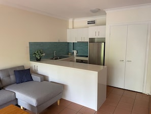Apartemen, 1 kamar tidur, pemandangan laut sebagian, menghadap pantai | Dapur pribadi | Oven, kompor, mesin pencuci piring, dan ketel listrik