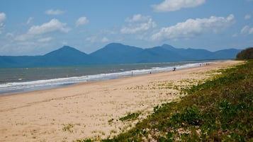 Pantai di sekitar, pasir putih, dan rumah kecil pinggir pantai gratis