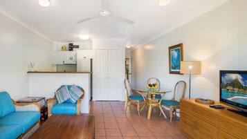 Apartment, 1 Bedroom, Partial Ocean View, Beachfront | In-room dining