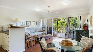 Leilighet, 1 soverom, delvis havutsikt, ved strandkanten | Oppholdsrom | En 42-centimeters Flatskjerm-TV med digitale kanaler samt TV