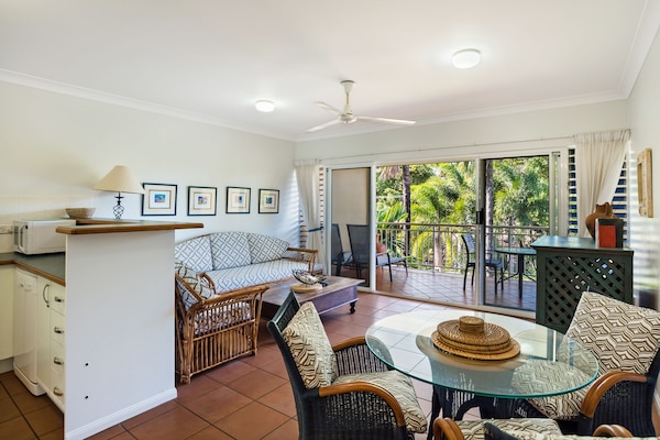 Apartment, 1 Bedroom, Partial Ocean View, Beachfront | Living room | 42-cm flat-screen TV with digital channels, TV
