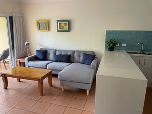 アパートメント 1 ベッドルーム パーシャル オーシャン ビュー ビーチフロント | リビング エリア | 42 cmの薄型テレビ (デジタル放送視聴可)、テレビ