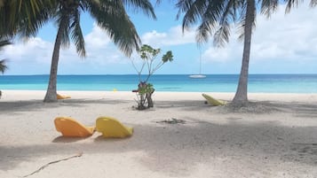 På stranden, vit sandstrand, solstolar och sportdykning