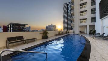 Kolam renang outdoor, dengan kursi berjemur