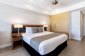 In-room safe, iron/ironing board, cots/infant beds, free WiFi - Oaks Darwin Elan Hotel (Darwin)