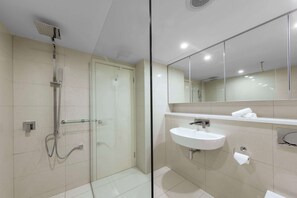 Shower, designer toiletries, hair dryer, towels - Oaks Darwin Elan Hotel (Darwin)