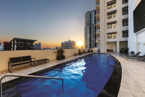 Outdoor pool, sun loungers - Oaks Darwin Elan Hotel (Darwin)