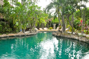 สระว่ายน้ำกลางแจ้ง