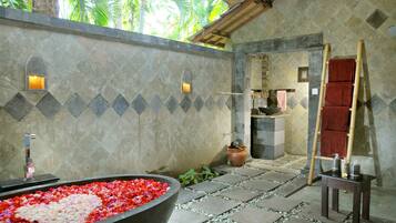 Family Room | Deep-soaking bathtub