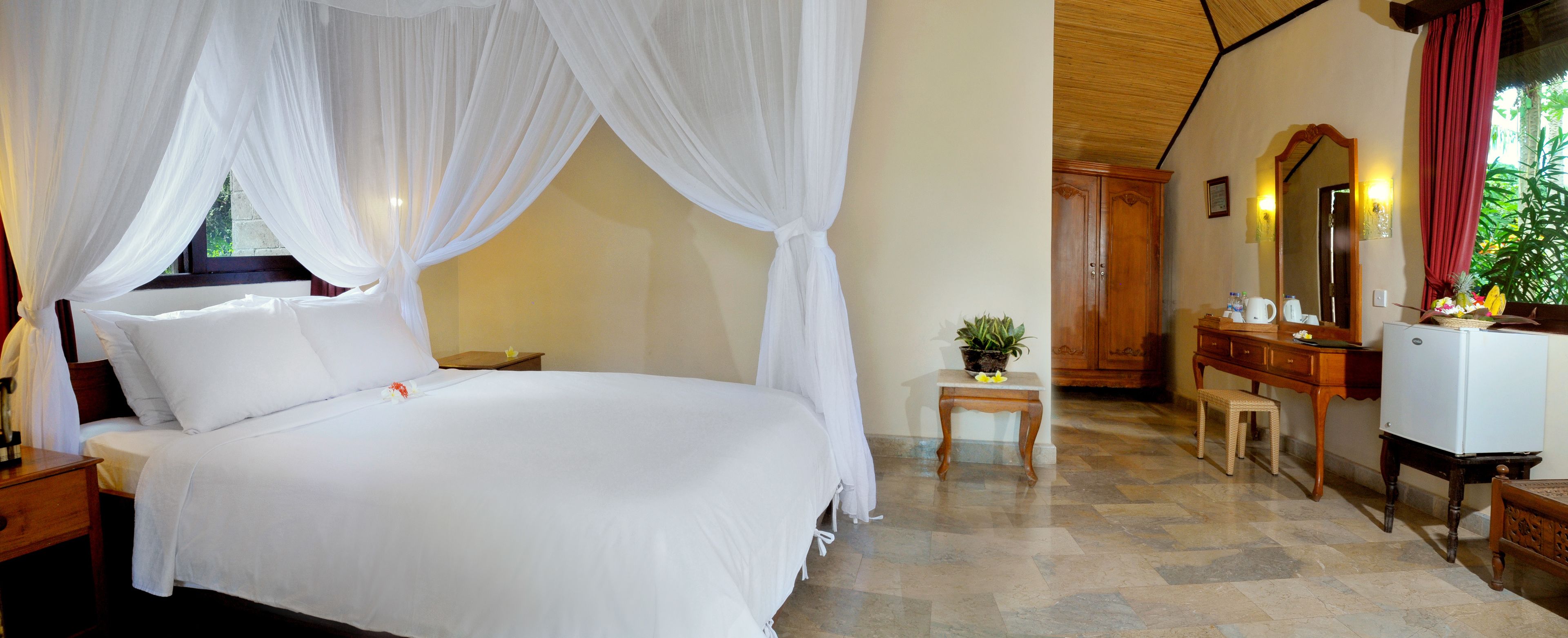 deluxe room | minibar, in-room safe, desk, rollaway beds