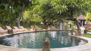 Outdoor pool, pool loungers