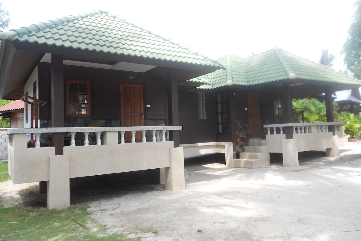 Bungalow, 2 camas matrimoniales | Caja de seguridad en la habitación, escritorio y wifi gratis