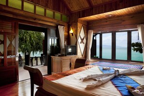 Bungalow with Spa Bath | 客房内保险箱、办公桌、免费 WiFi