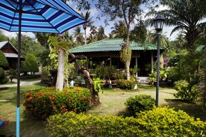 Breakfast, lunch, dinner served; international cuisine  - Dewshore Resort (Ko Pha-ngan)