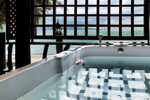 Bungalow with Spa Bath | 按摩浴缸