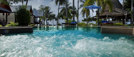 Hồ bơi ngoài trời, dù/ô trên bãi biển/hồ bơi, ghế dài tắm nắng