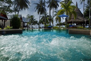 Outdoor pool, pool umbrellas, pool loungers - Dewshore Resort (Ko Pha-ngan)