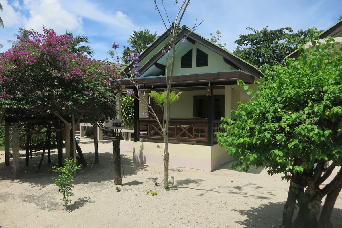 Villa, 2 camas individuales | Caja de seguridad en la habitación, escritorio y wifi gratis