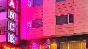 Overnatningsstedets facade – aften/nat