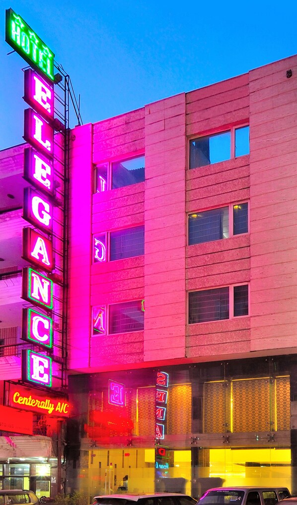 Façade de l’hébergement  – soirée/nuit