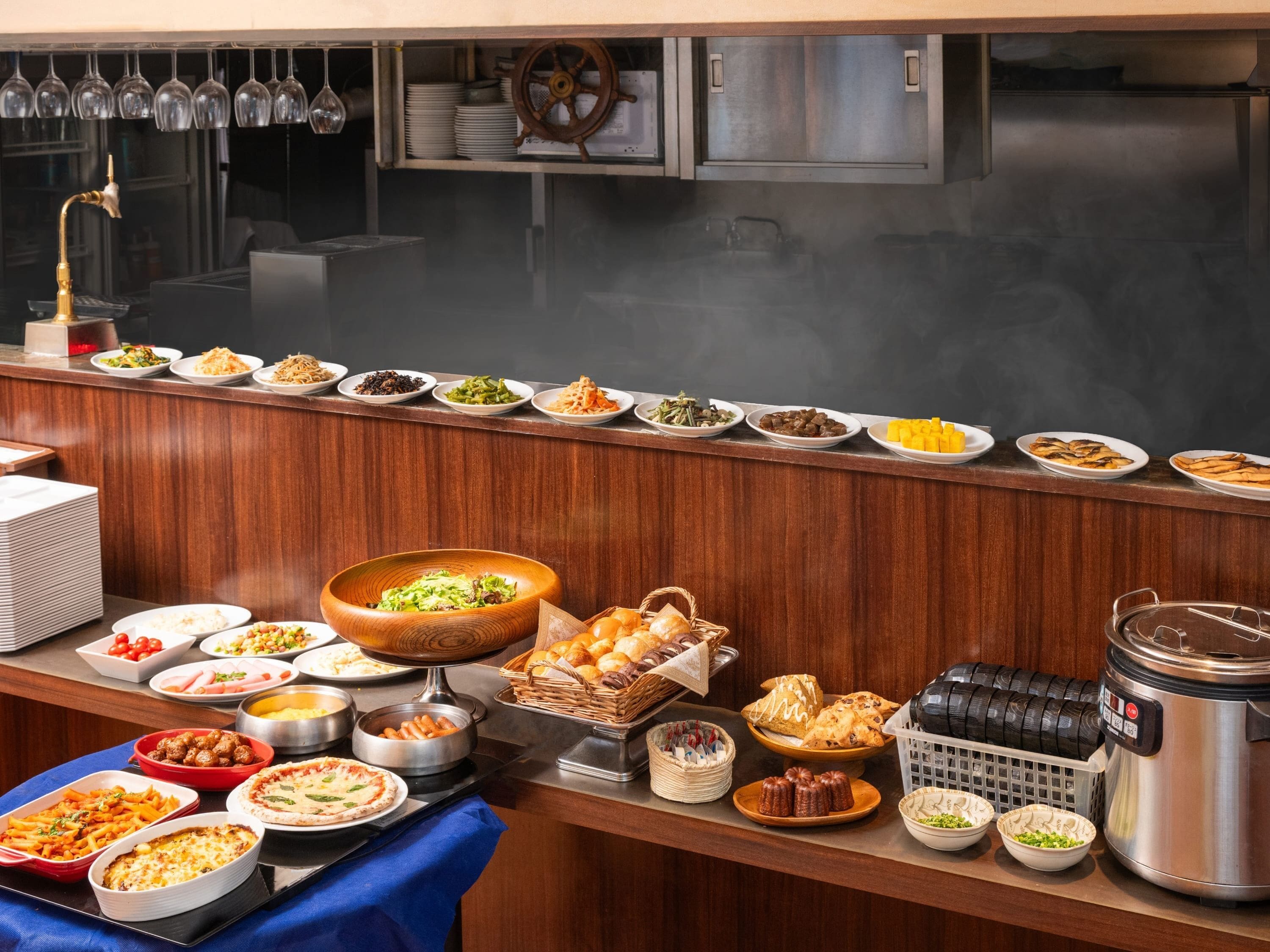 Daily buffet breakfast (JPY 1800 per person)