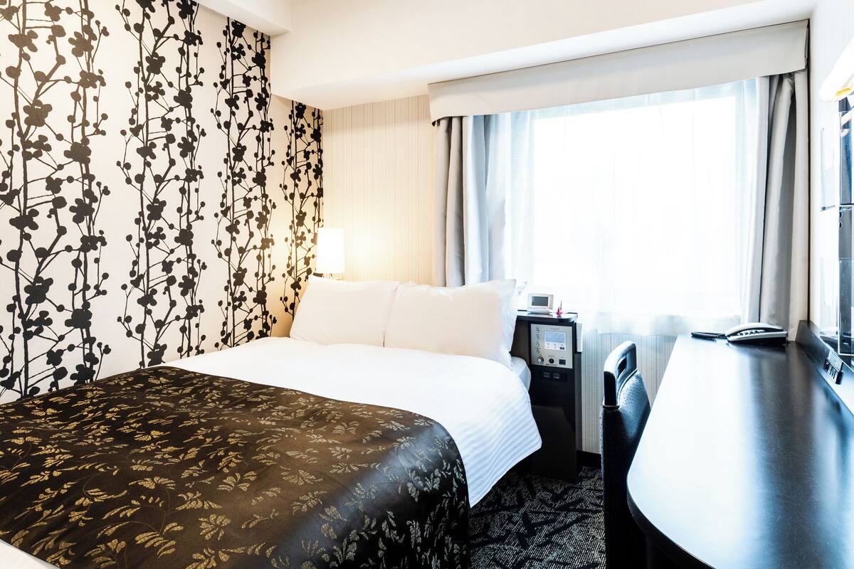 Double Room Non-Smoking | Down comforters, desk, laptop workspace, blackout drapes