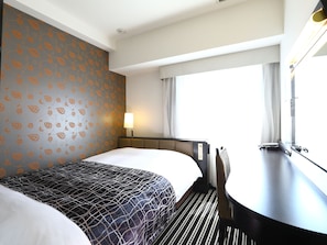 Down duvets, desk, laptop workspace, blackout curtains - APA Hotel Shimbashi Toranomon (Tokyo)